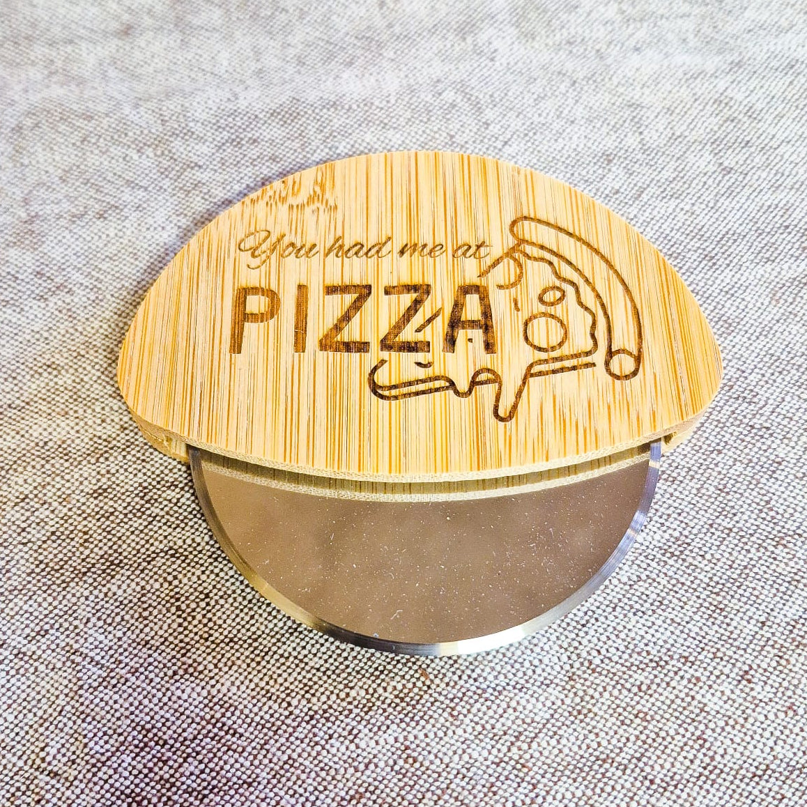Pizzasnijder met gravure