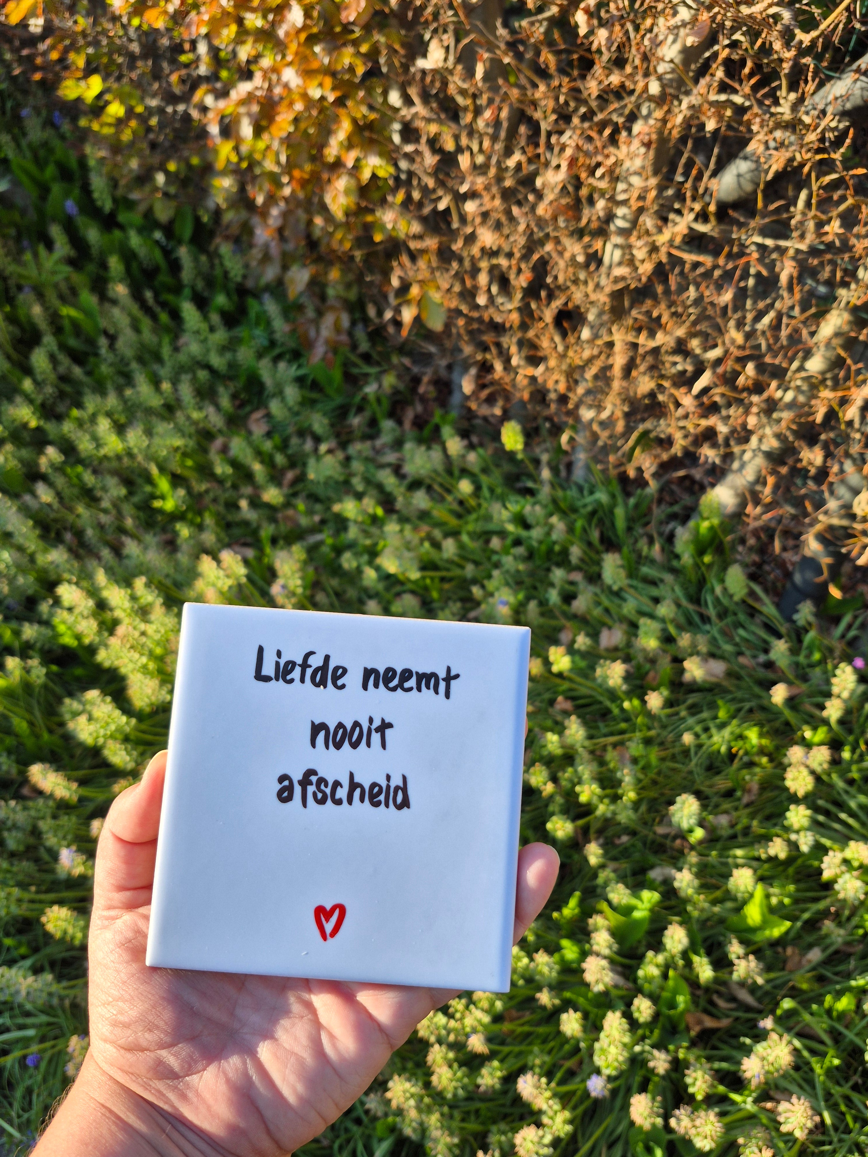 Tegel 'liefde neemt nooit afscheid'